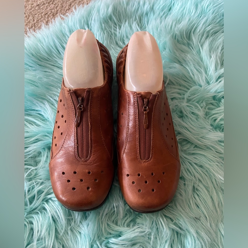 DANSKO PUNCHED LEATHER ZIP LOAFERS IN COGNAC SIZE 38/8 GREAT CONDITION